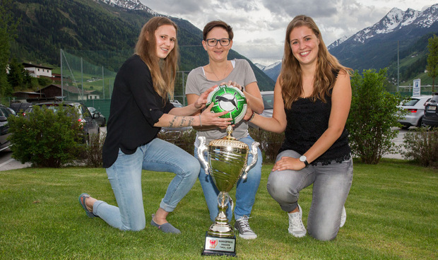 Strahlen dem Damen-Cupfinale im Stubaital entgegen: Schwoich-Spielerin Claudia Kendlbacher (l.) trifft am Montag auf das Neustift-Duo Anna Öggl und Elisabeth Duftner (r.).