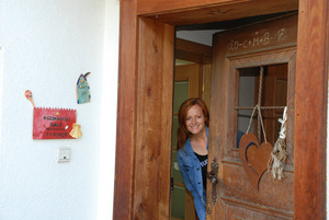 „Griaß di!“ – Barbara Abendstein öffnete selbst die alte Haustüre. „Ich wohne gerne im alten Bauernhaus“, betonte sie beim Rundgang.