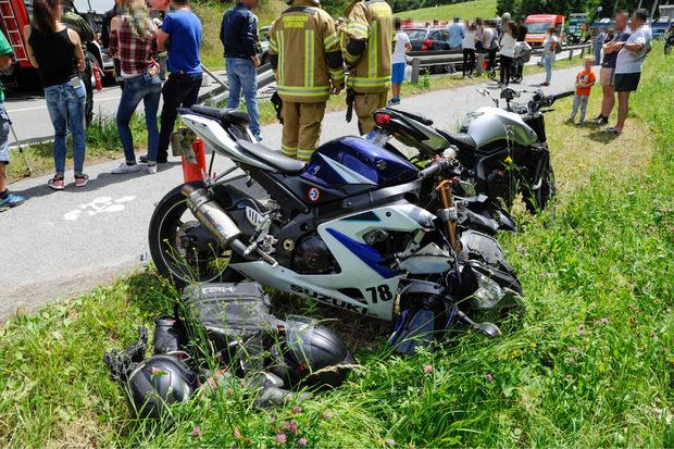 Die Motorräder nach der Kollision auf der Ötztalstraße.