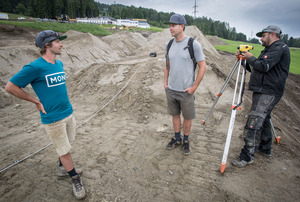 Tom Hey (l.) bespricht mit einem Kollegen letzte Arbeiten am Park.