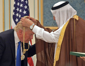 Trump wurde in Saudi-Arabien hofiert, er erhielt sogar den höchsten Orden des Landes.