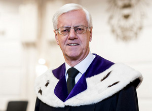 Gerhart Holziger wird am Montag 70. Er wurde 2008 von der Bundesregierung zum VfGH-Präsidenten bestellt. Er galt als rot-schwarzer Kompromisskandidat. Er ist Mitglied des Cartellverbandes, seine Tätigkeit als Jurist wurde von der SPÖ immer geschätzt.