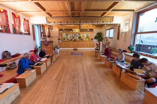 Die Buddhisten lesen und meditieren gemeinsam.