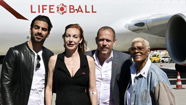 Grammy-Gewinnerin Dionne Warwick (li.) war eine der ersten, die – mit galanter Unterstützung von Keszler (2. v. li.) – bei strahlendem Sonnenschein dem Flugzeug entstieg. Außerdem im Bild: Model Nyle DiMarco und Sängerin Ute Lemper.