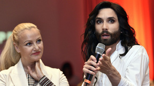 Verena Scheitz und Conchita Wurst moderieren den Life Ball.