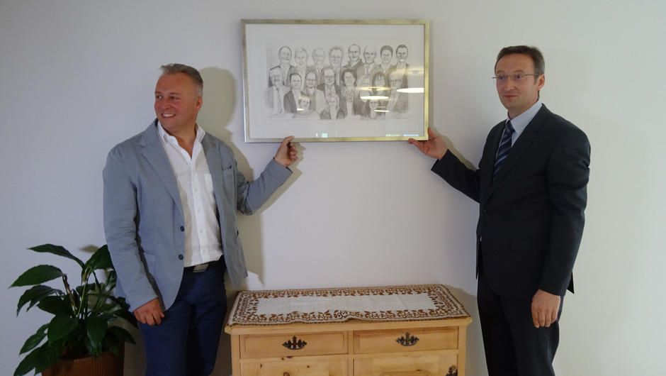 BM Stefan Weirather und Heimleiter Edgar Tangl mit dem extra gemalten Bild des Gemeinderates von 2010 bis 2016.