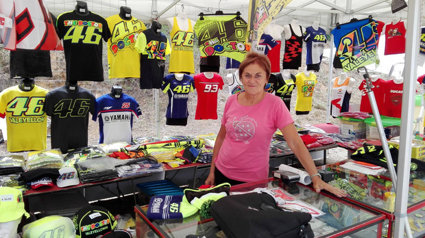 Enrica betreibt mit ihrem Mann einen Merchandising-Stand.