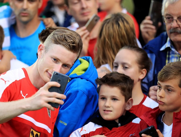 Selfies mit ÖFB-Teamspieler Florian Kainz sind heiß begehrt. Der Offensiv-Allrounder wäre auch ein Kandidat für die Startelf.