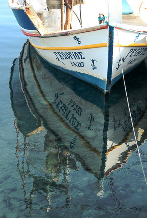 Die Insel und ihr klares Wasser rundherum lässt sich auch per Boot erkunden.