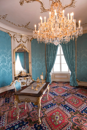 Zum Privatbereich des Sisi-Appartments in der Innsbrucker Hofburg zählen auch ein Schönheitssalon und ein Schlafzimmer, aus dem sie das Ehebett entfernen ließ. Wichtig war ihr ein eigenes Schreibzimmer, heute ein Zeichen ihrer Emanzipation.
