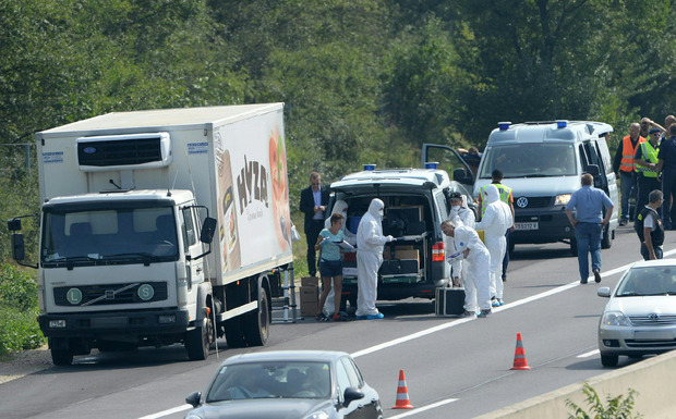 Ermittler der Polizei öffneten 2015 den abgestellten Lkw und fanden 71 Leichen.