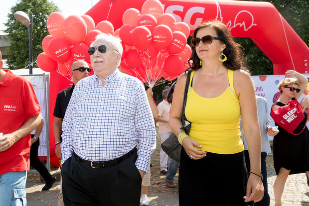 Wiens Bürgermeister Michael Häupl (SPÖ) und Stadträtin Ulli Sima (SPÖ) bei ihrem Rundgang.