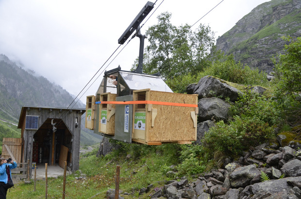 Per Seilbahn wurden die Steinböcke in ihren Transportkisten bis zur Greizer Hütte gebracht.