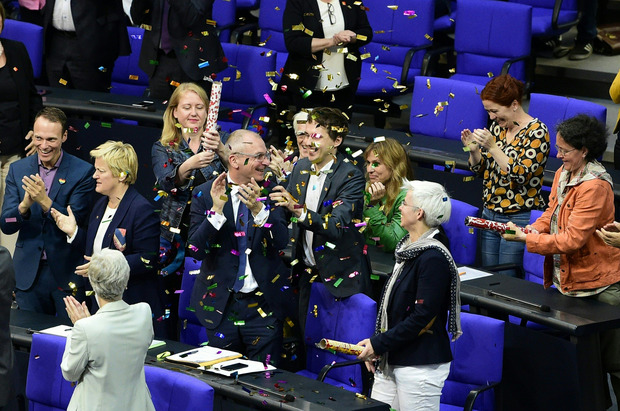 Jubelstimmung bei den Grünen im deutschen Bundestag.