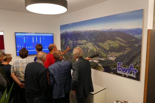 Eine Karte verdeutlicht das weit verzweigte Leitungsnetz auf Asslinger Gemeindegebiet.