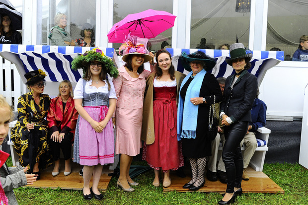 Die schönsten Hüte am Schindlhof kürte Jury-Chefin Marie Haim-Swarovski (Mitte): Theresa Gruber, Eva Frank, Edith Albrecht, Susanne Kircher-Liner (v. l.).