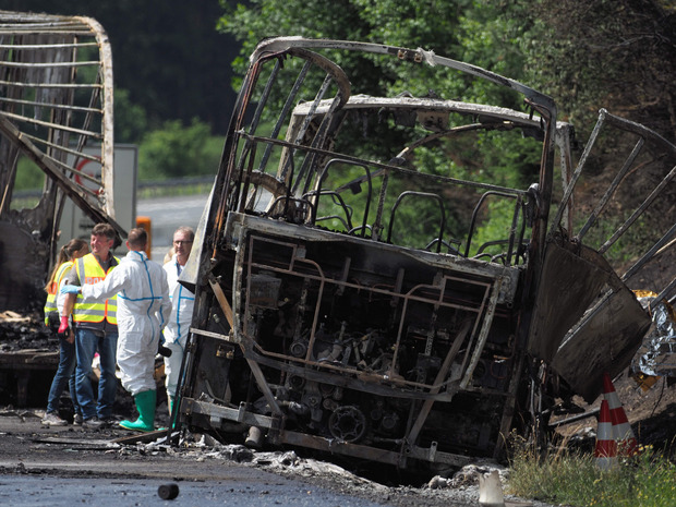 Forensiker haben ihre Arbeit an dem Buswrack aufgenommen.
