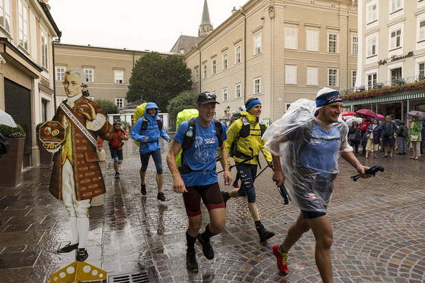 Stephan Gruber (r., vorne) machte sich am Sonntag auf den Weg quer über die Alpen nach Monaco.