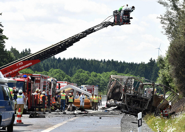 Der Reisebus prallte nahe Münchberg bei sich stauendem Verkehr auf den Sattelzug.