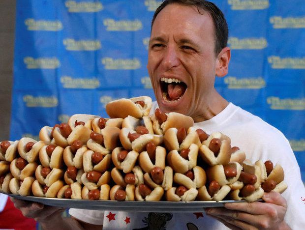 Joey Chestnut gewann den traditionsreiche Futter-Orgie bereits zum zehnten Mal.