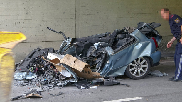 Ein Felsbrocken stürzte auf das Auto und verletzte den Lenker tödlich.