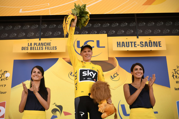 Chris Froome jubelt wieder einmal in Gelb.