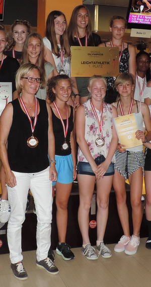 Lachende Leichtathletinnen vom BG/BRG Reutte.