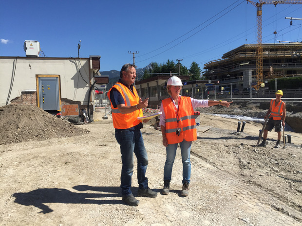 Bauleiterin Stefanie Kotter gibt den Ton an und informiert Günter Oberhauser (beide ÖBB) über das weitere Vorgehen auf der Baustelle.
