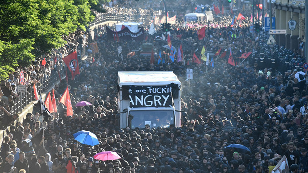 Tausende Demonstranten versammelten sich am Donnerstagabend in Hamburg.