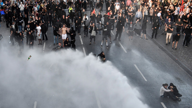 Mit Wasserwerfern ging die Polizei gegen die Krawallmacher vor.