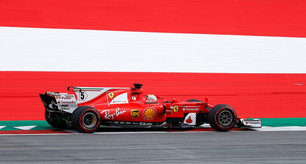 Vettel mit seiner "roten Göttin" auf dem Red-Bull-Ring.