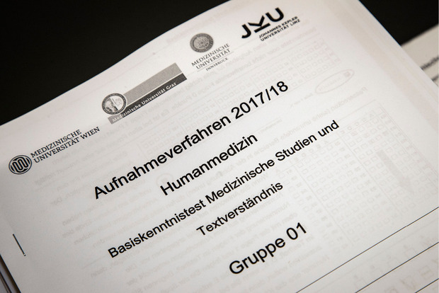 360 Plätze für Humanmedizin, 40 Plätze für Zahnmedizin und isgesamt 55 Plätze für das Bachelor- bzw. Masterstudium Molekulare Medizin stehen in Innsbruck zur Verfügung.