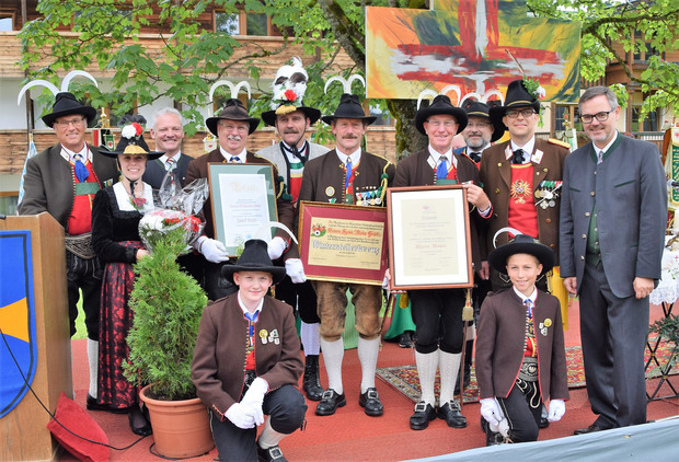 Das Bataillon Kitzbühel nützte die Gelegenheit, um verdiente Mitglieder zu ehren.