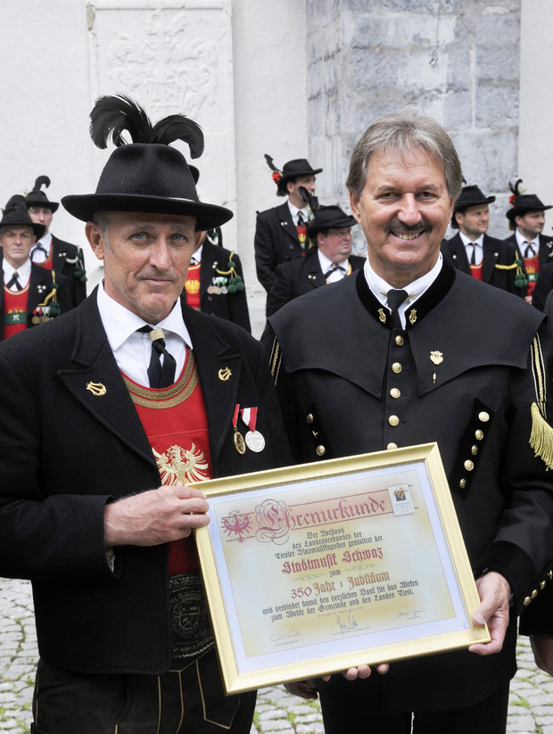 Der Schwazer BM Hans Lindner konnte mit Obmann Helmut Peer die Jubiläumsurkunde entgegennehmen.
