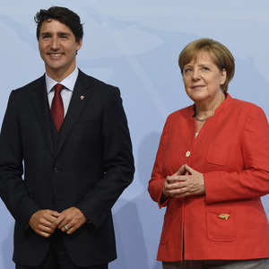 Die deutsche Kanzlerin (hier neben Kanadas Premier Justin Trudeau) und ihre berühmte "Merkel-Raute".