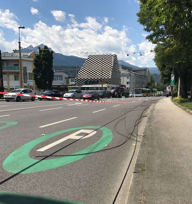 Über mehrere Meter verteilt liegen die Oberleitungen auf der Fahrbahn.
