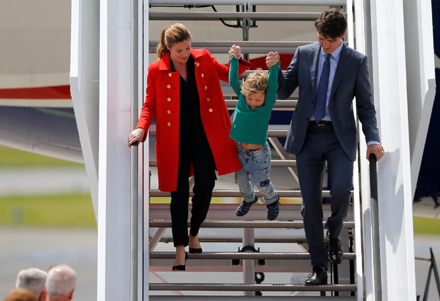 Beim Aussteigen aus dem Flugzeug hatte der Mini-Trudeau seinen Spaß.