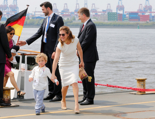 Nach der Hafenrundfahrt wollte Hadrien anscheinend eigene Wege gehen und wäre Mama Sophie fast entwischt.