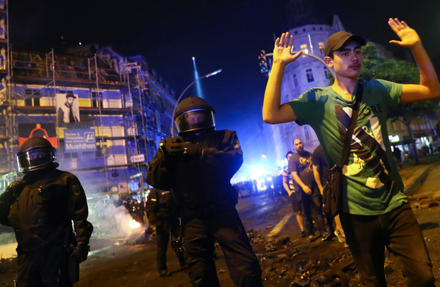 Gegen Mitternacht eskalierte die Gewalt in Hamburg erneut.
