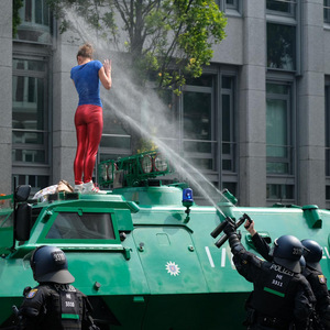 Mit Pfefferspray ging die Polizei gegen Demonstranten vor. Einige Anwohner warfen Wasserflaschen aus den Fenstern, damit sich die Protestteilnehmer die Augen auswaschen können.