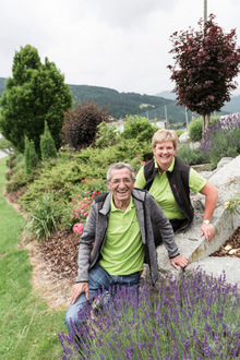 Lavendel, Rosen und Zierkirschen: Hildegard Lieb und Hans Schösser verschönern den Weerberg.