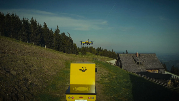 Paket im Anflug: Die Drohne startet vom elektrobetriebene Nutzfahrzeug ELI.