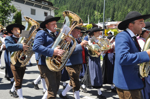 Elbigenalps Bürgermeister Gerber war selbst mit der Tuba im Einsatz.