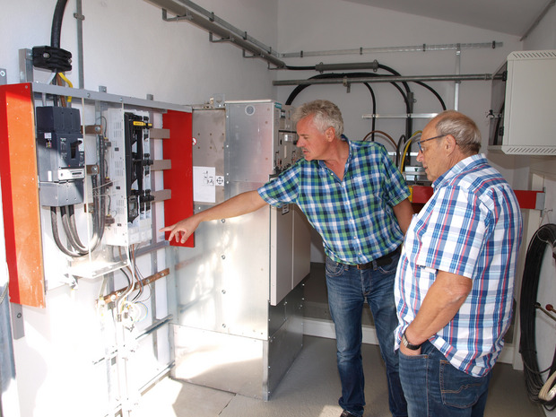 Alois Spiss ( l.) erklärte VBM Gebi Mantl den Schaltraum der Umspannstation.