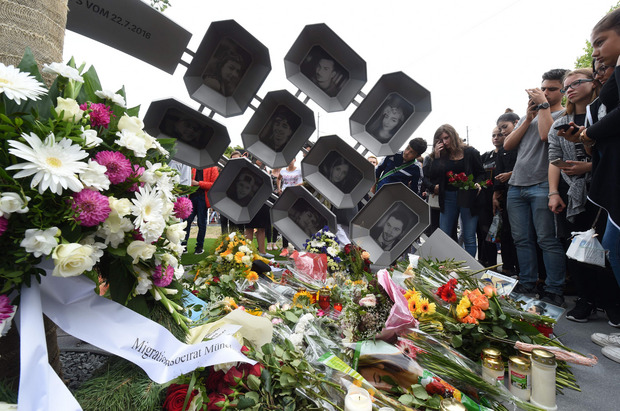 "Der liebe Gott trägt diese neun Menschen jetzt in seinen Armen. Und wir sollten sie in unseren Herzen tragen", sagte ein Bruder. Auf dem Denkmal sind Bilder der Getöteten zu sehen.
