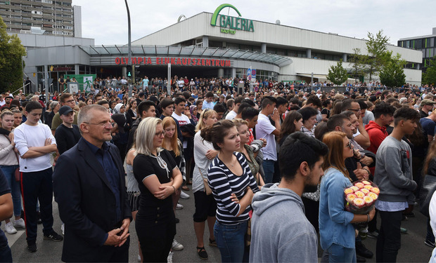 Hunderte versammelten sich vor dem Olympia-Einkaufszentrum.