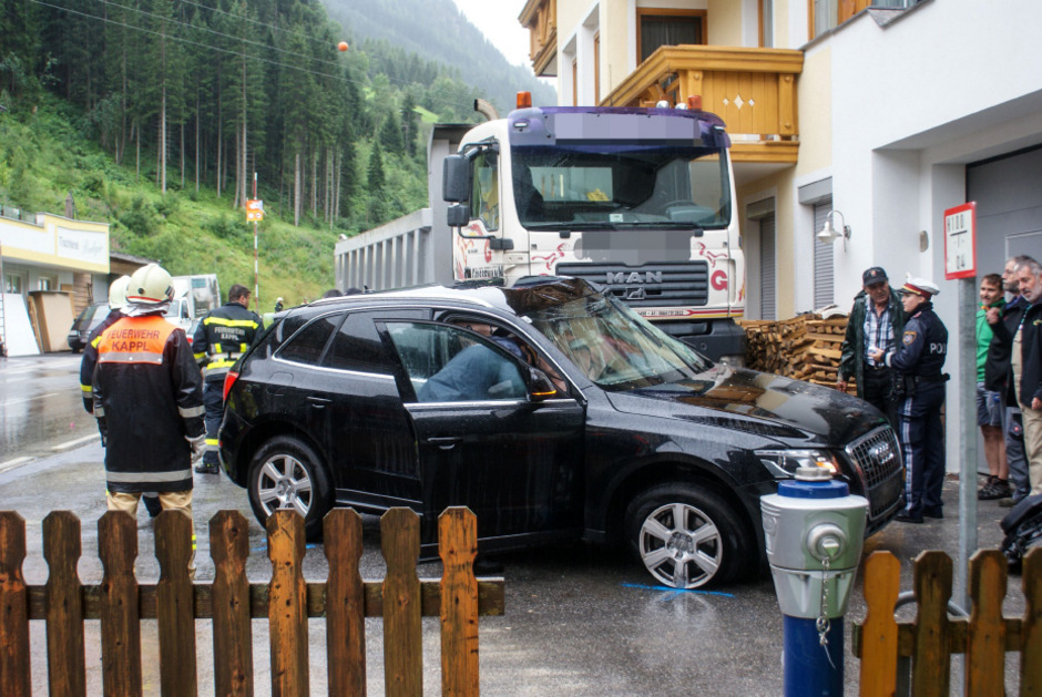 Lkw Prallte In Kappl Gegen Auto Und Haus 39 Jahrige Verletzt