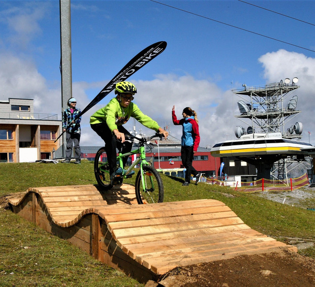 DIe Kinder vergnügten sich bei den neuen Errungenschaften mit viel Geschick am Mountainbike-Parcours.