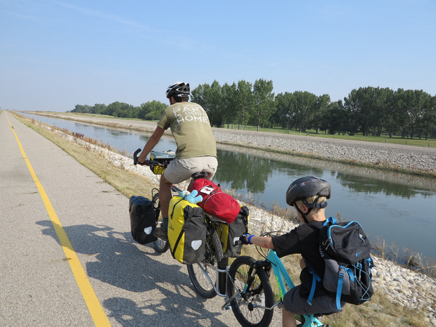 Im Schlepptau unterwegs: Mit einer speziellen Kupplung lässt sich Bens Fahrrad bei Bedarf an jenes von Peter anhängen.
