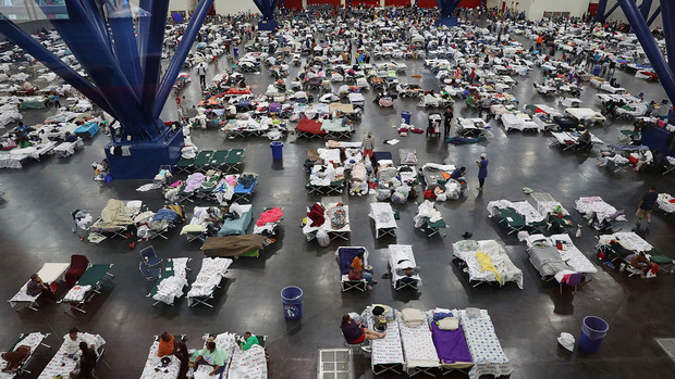 Menschen suchen im George R. Brown Convention Center in Houston Schutz vor den Wassermassen.